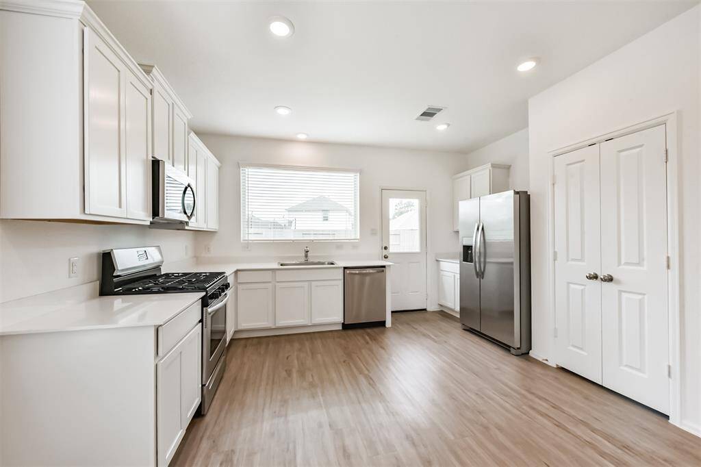 Chef's kitchen features 42" cabinets with crown molding and stainless steel appliances