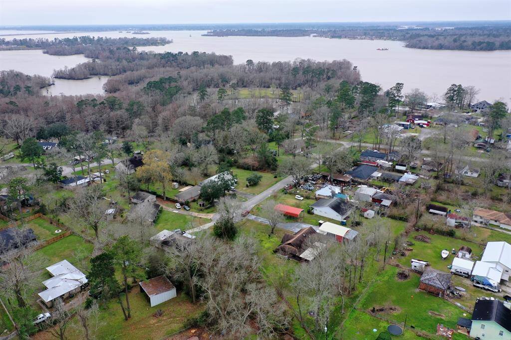 This property offers easy access to water activities and picturesque views, making it an ideal location for lake enthusiasts.