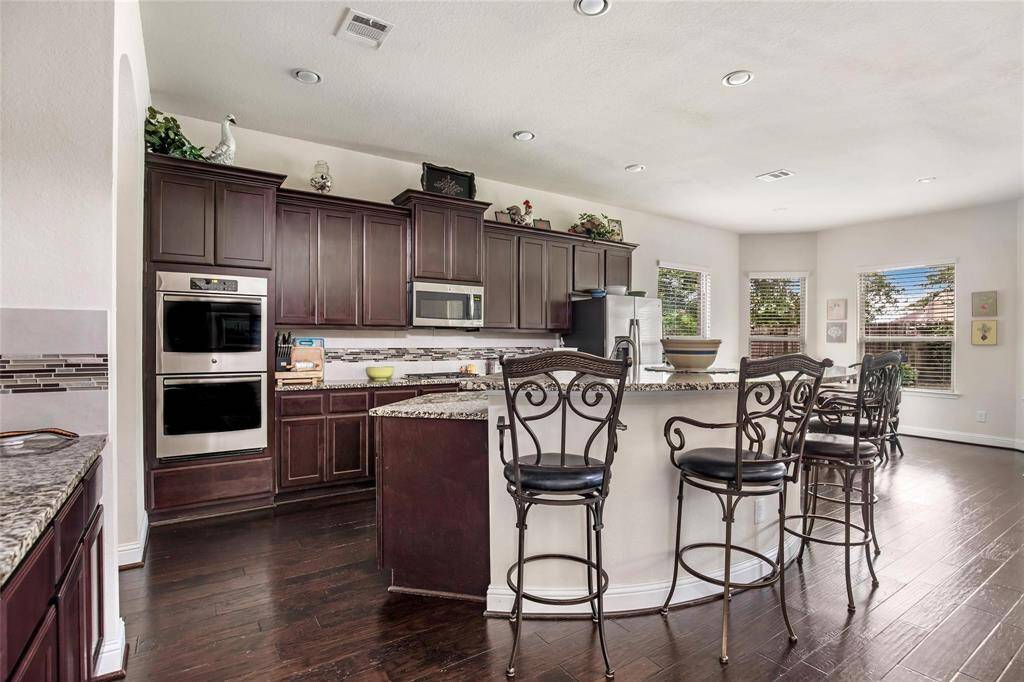 Breakfast bar Open to Living space