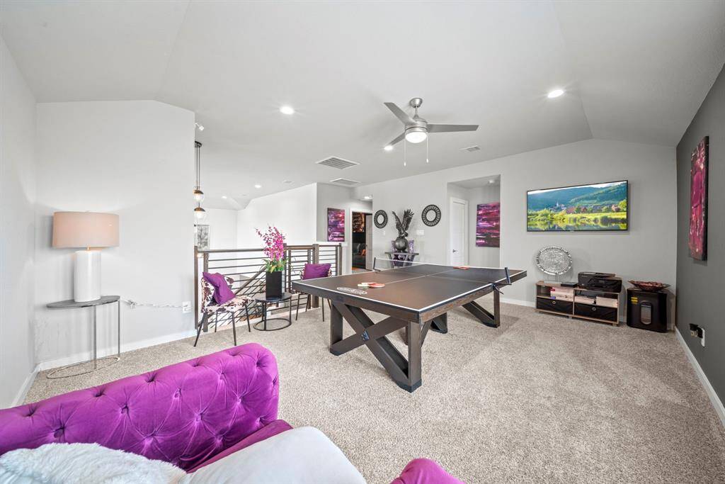Plenty of light and space to relax in privacy, away from the chaos.