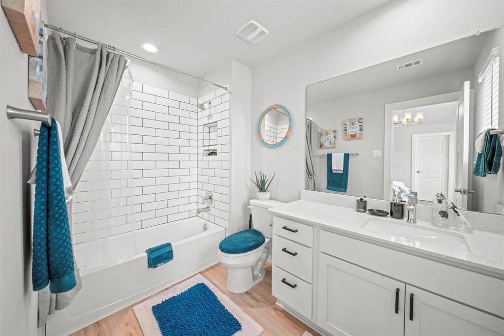 Ensuite bathroom with quartz countertops