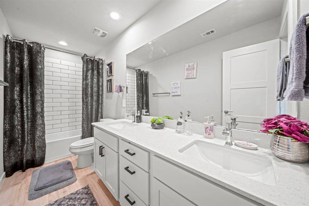 Second upstairs full bathroom with quartz countertops.