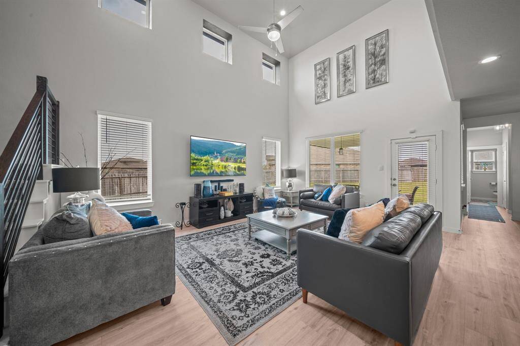 Living area with high ceilings, living room furniture included!