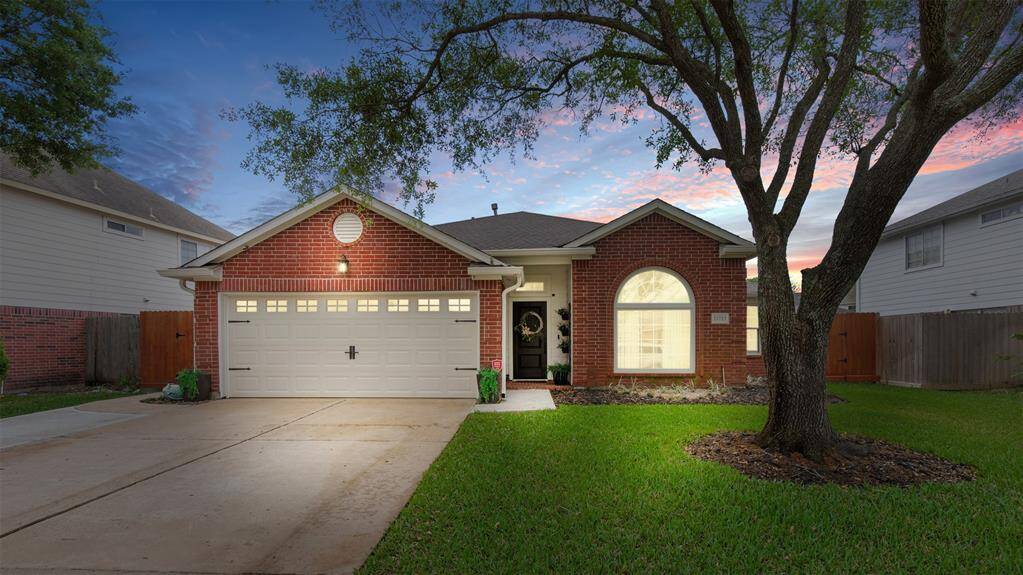 Welcome to 23723 Hopewell Dr, a beautiful home nestled in the heart of Williamsburg Parish in Katy, TX! This charming