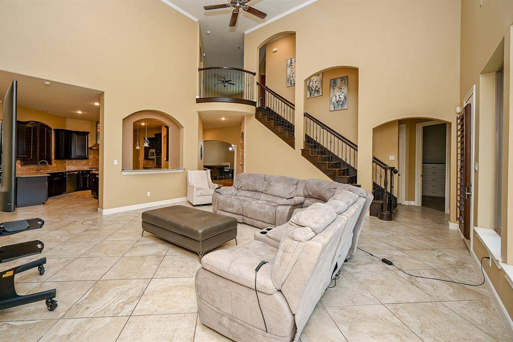 Spacious Living Room with Crown Molding