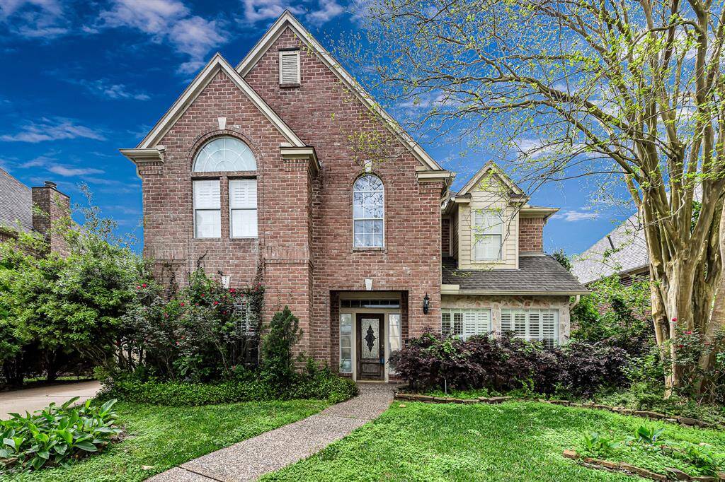 2926 Deer Creek Dr in the quiet neighborhood of Sugarwood in SugarLand TX