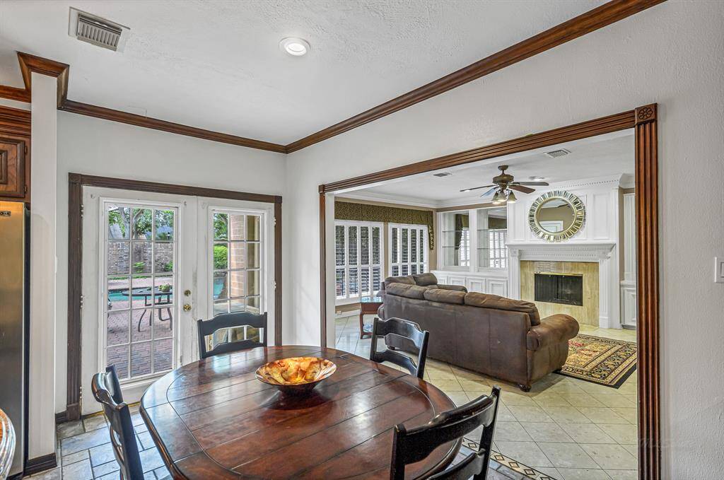 Side door leads you directly to the porte cochère, providing easy access to the covered space where guests can be dropped off or you can bring in groceries and be sheltered from the weather.