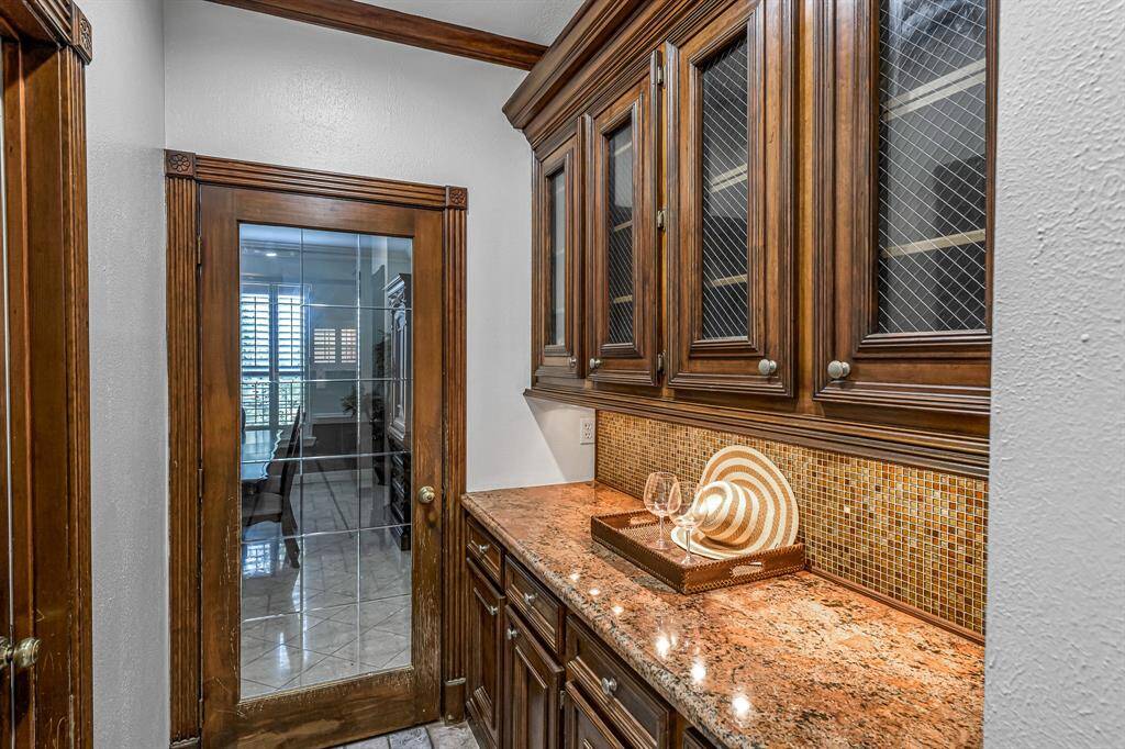 A better view of the wet bar, ideal when entertaining guests