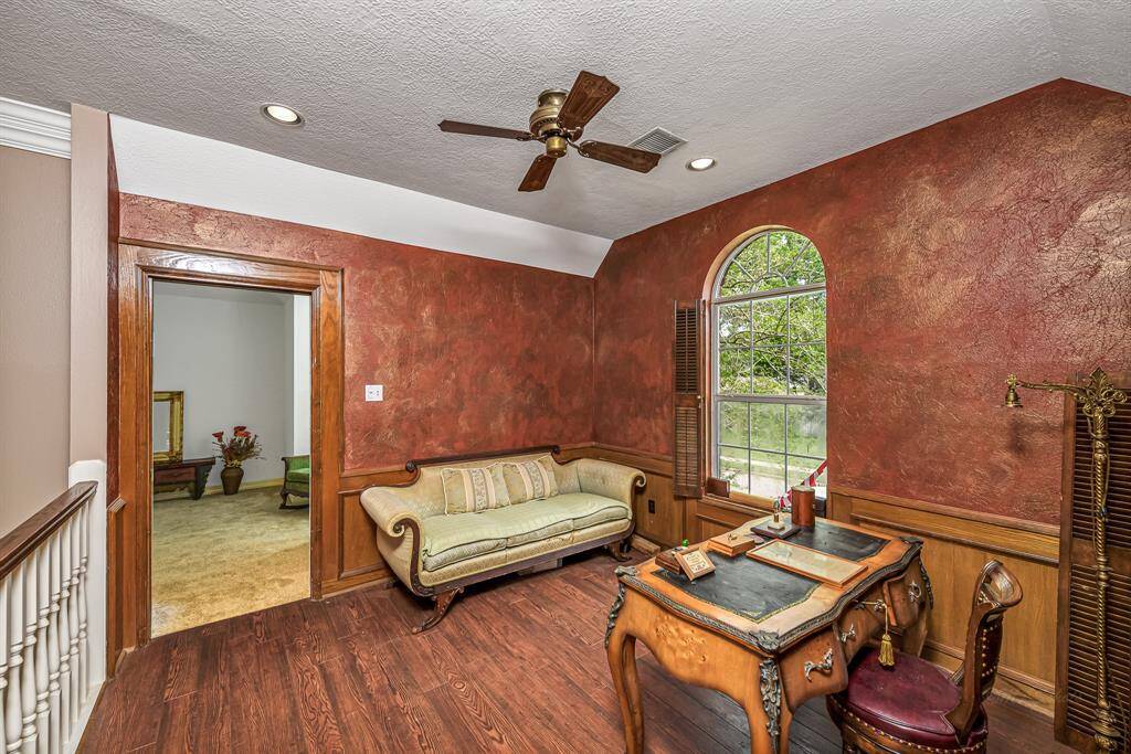 This space is adjoined by 2 secondary bedrooms