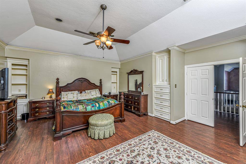 This huge primary bath could use some love but it has the potential to be amazing. His and her closets, built in hamper and storage and a separate water closet.