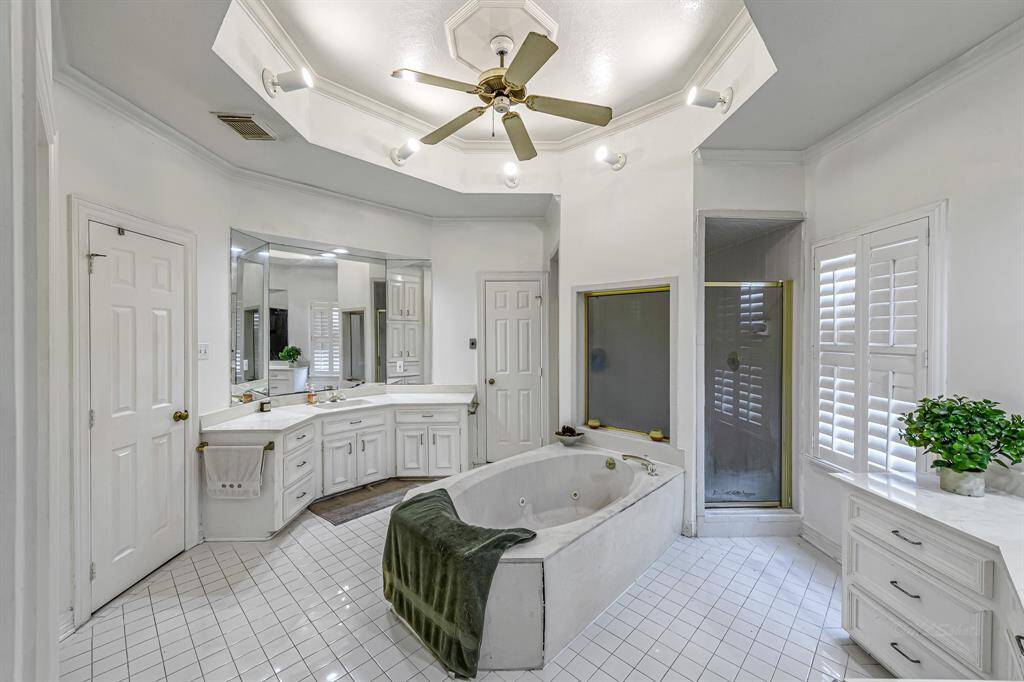 With dual sinks, walk through shower, and tons of lights this bath could truly sparkle