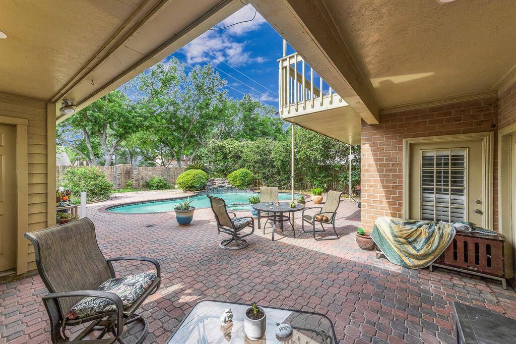 Imaging spending your summer in your own backyard oasis