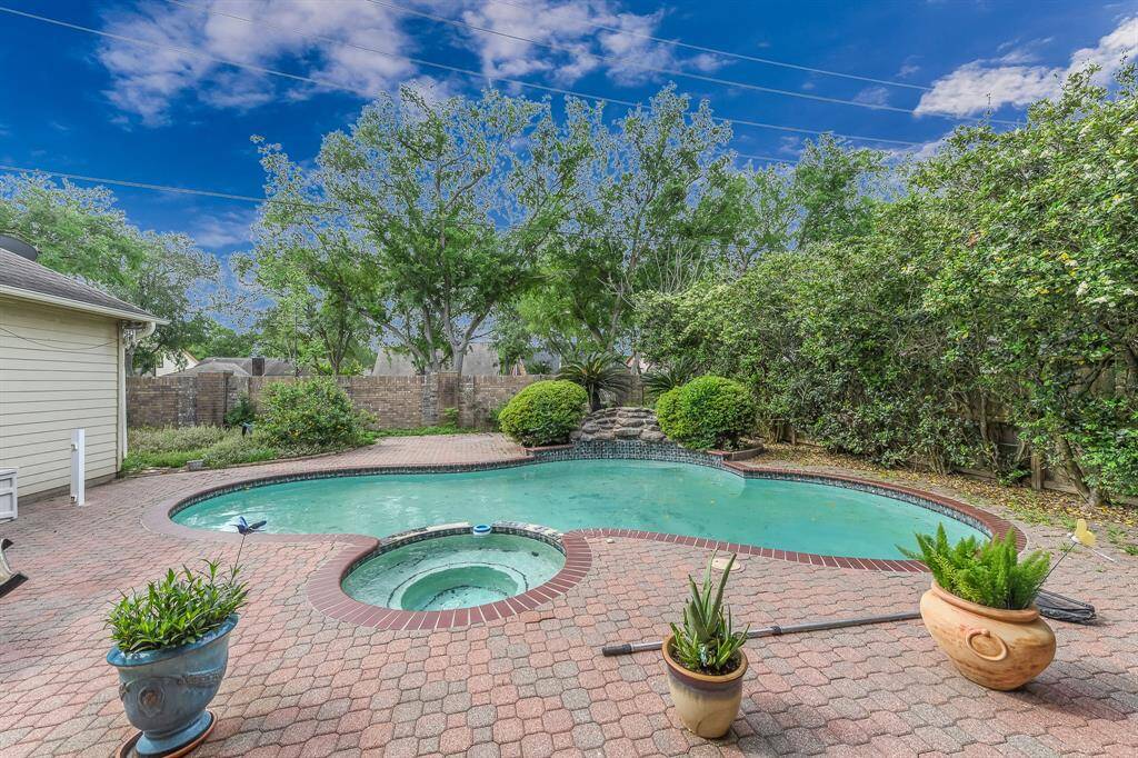 Private backyard with no backyard neighbors