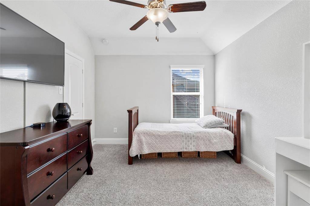 Bright and cozy bedroom ideal for a guest room or child's bedroom.