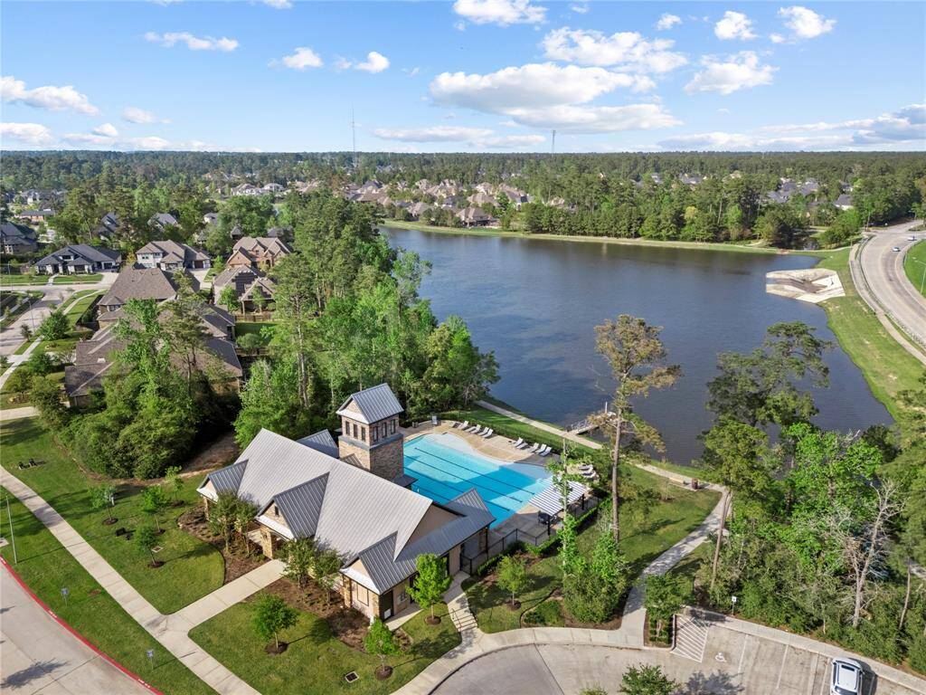 There's a community pool and clubhouse, offering great amenities with a picturesque lake, surrounded by lush greenery. Schedule your showing today!