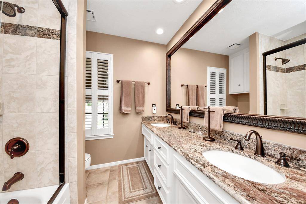 Dual sinks in the secondary bath upstairs