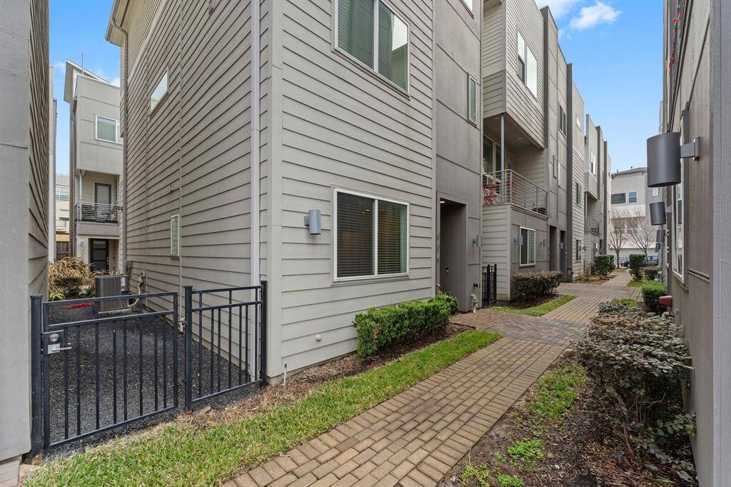 Secure and stylish gated side yard with durable crushed granite.