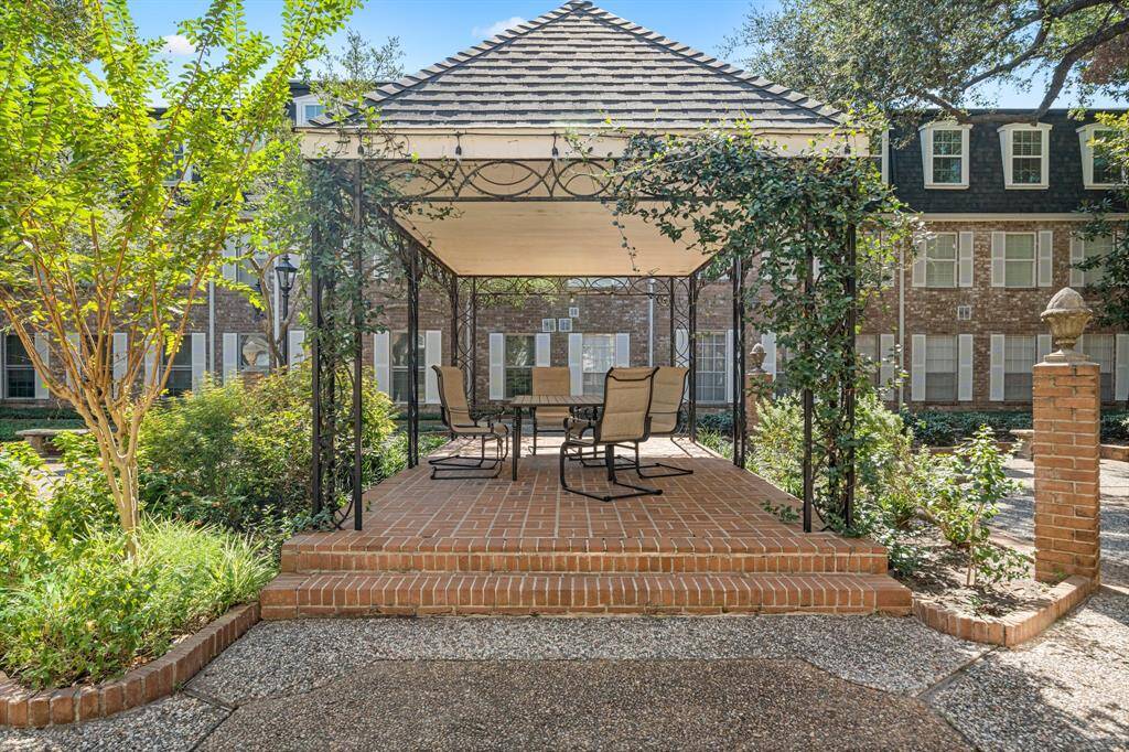 This Condo offers its very own private siting area in the outdoors.
