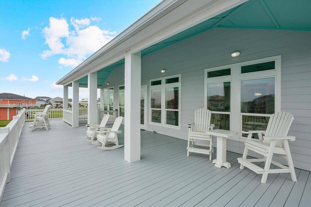 Large deck for entertaining overflow