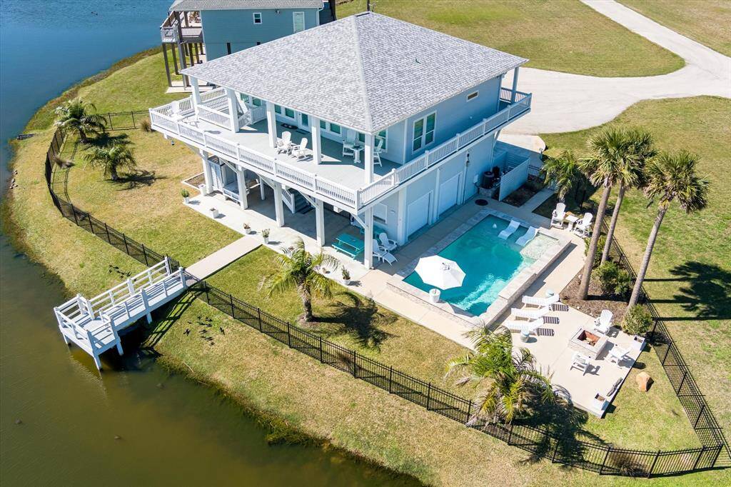 Large cul-de-sac lot on the pond with a fishing pier
