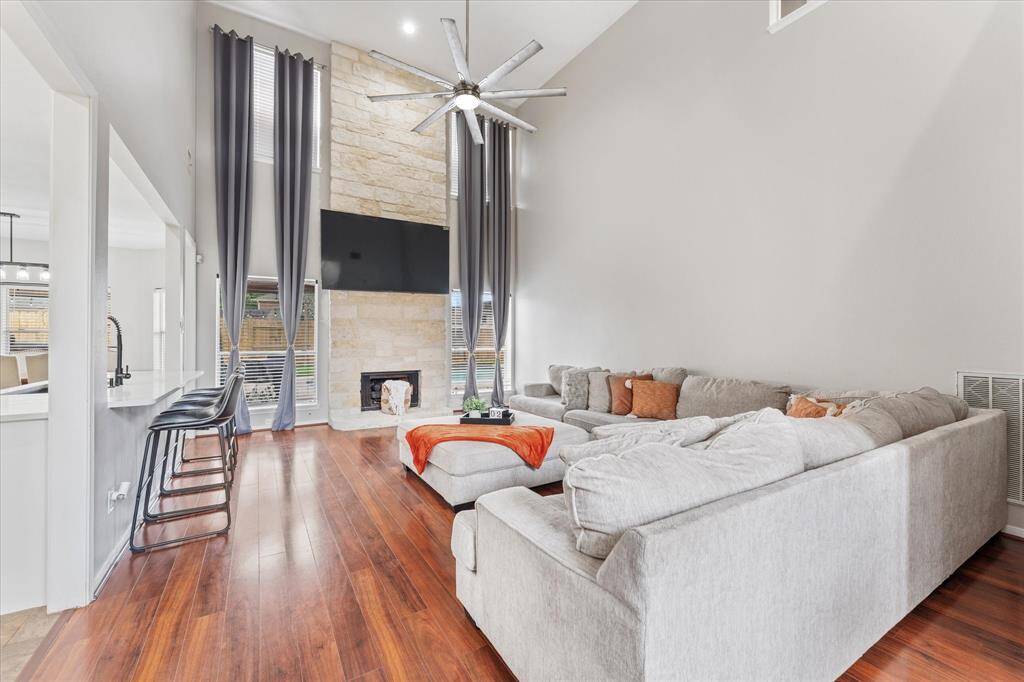 High ceiling Living room