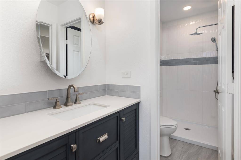 Beautiful Master Bathroom.
