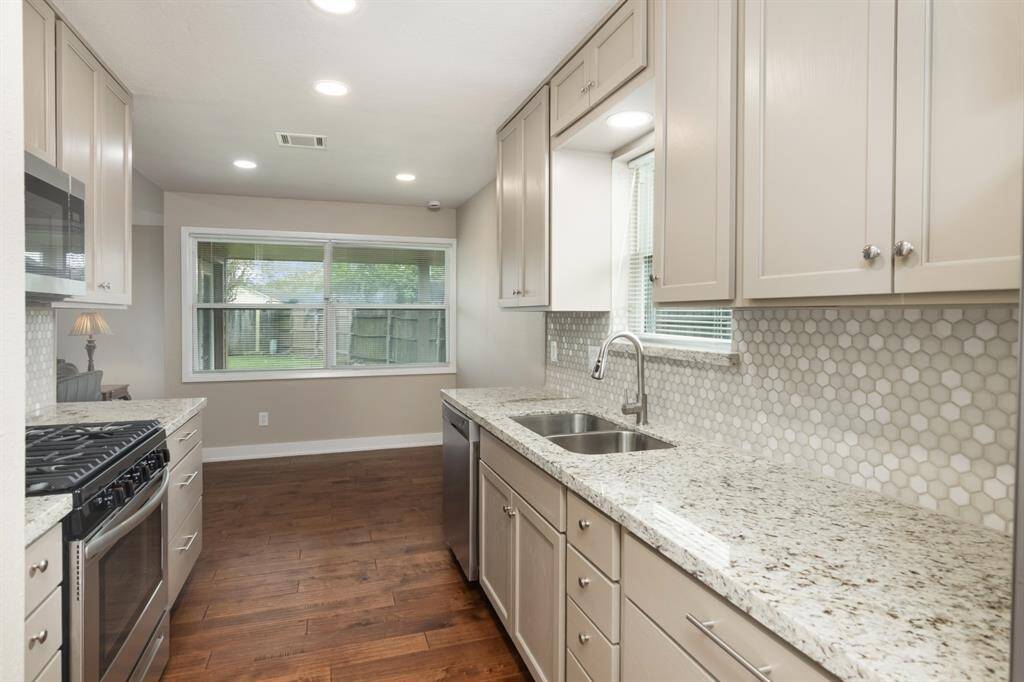 Beautiful kitchen with complete upgrade.
