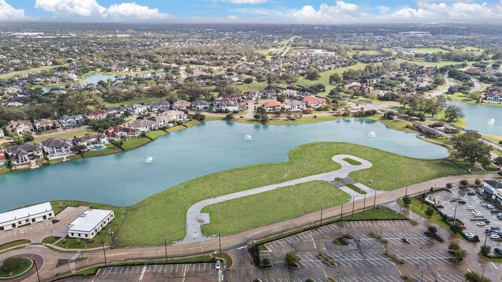 The Seth Brothers Team welcomes you to 4727 Sunset Circle!