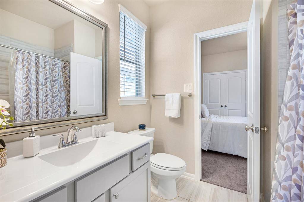 Guest bathroom with tub/shower combo adjoins two guest bedrooms for ultimate convenience