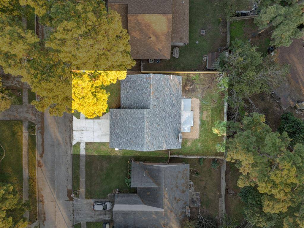 This home sits on a large lot with ample yard space in front and the back, lush landscaping and a well-maintained yard. Plenty of space to accommodate guest parking and situated on a quiet street in the Post Wood community.
