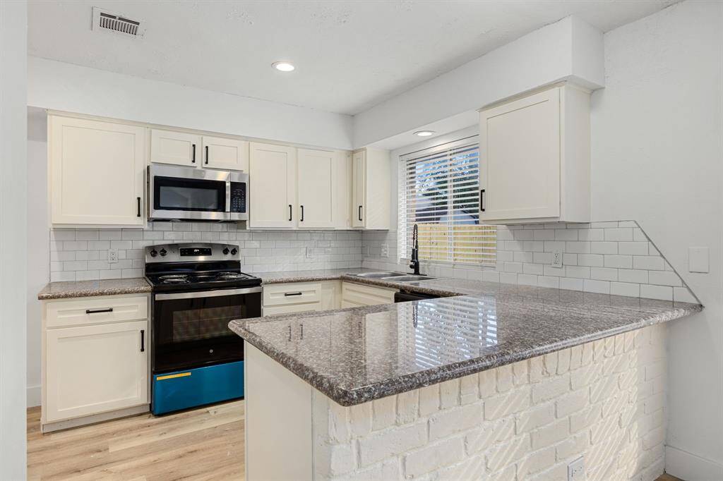 Any chef's dream, this stunning kitchen is perfect for everyday life as well as entertaining family and friends! Extra large breakfast bar area is perfect for conversation or that much needed space to lay out your party spread for everyone to enjoy! Large windows provide lovely views of your backyard and plenty of natural lighting throughout the day.