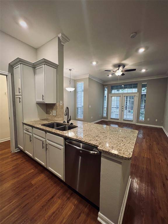 This beautiful 1bed/1bath apt is centrally located & close to lots of restaurants/ shopping.