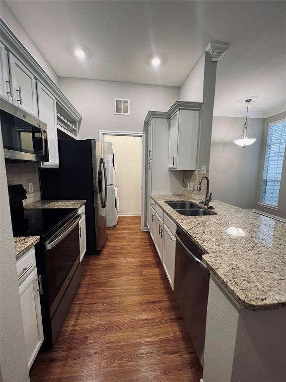 Stainless steel appliances & full size washer/dryer.