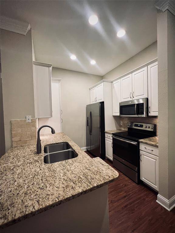 Spacious 1 bedroom/1 bath locate on the 4th floor.