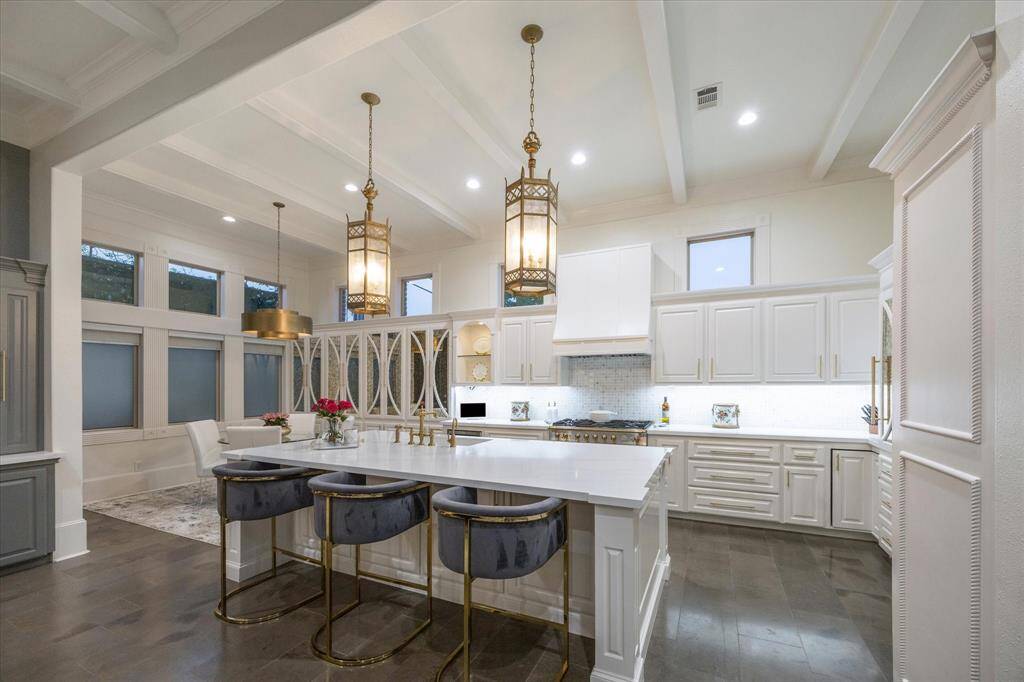 Gorgeous Kitchen with island dining