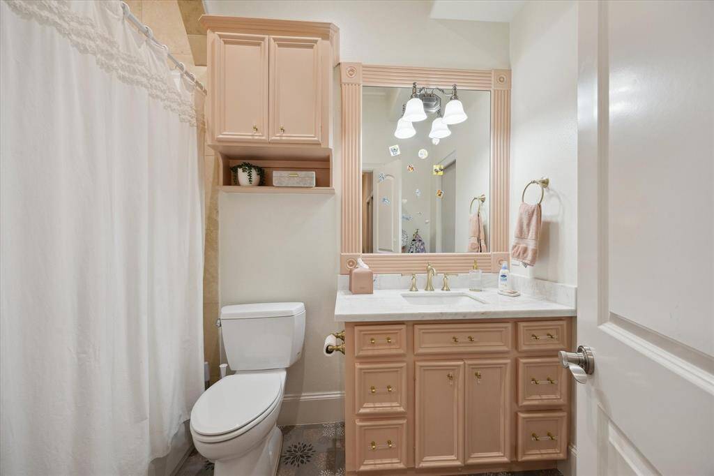Secondary Bathroom with a tub/shower combination