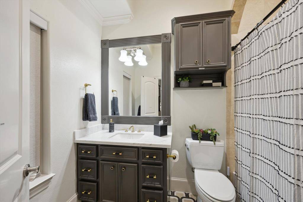 Secondary Bathroom with a tub/shower combination