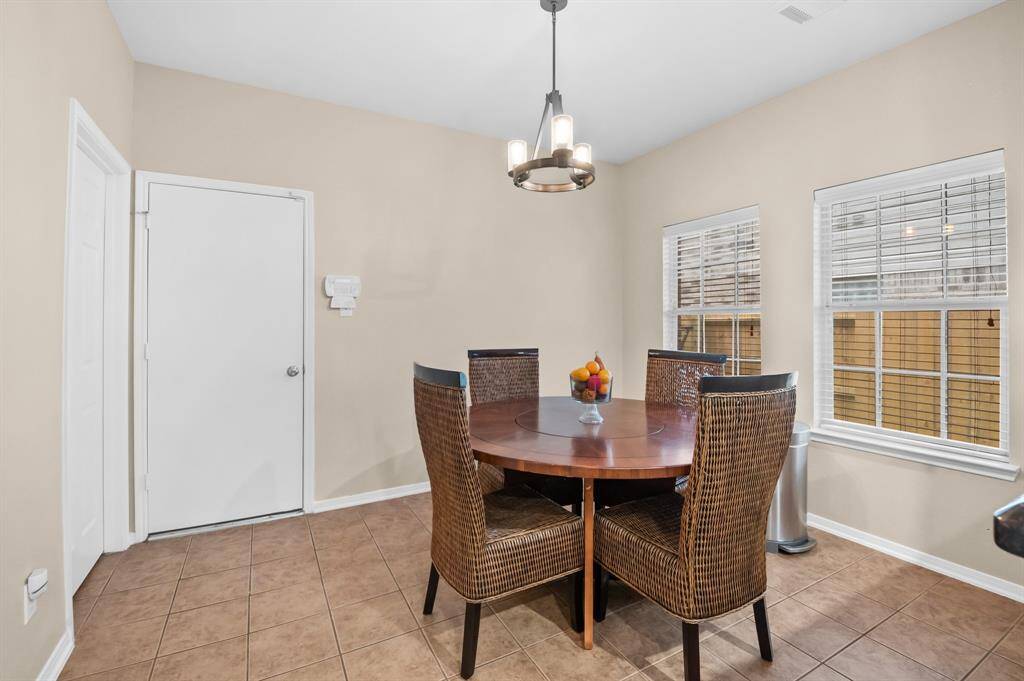 nice size breakfast area