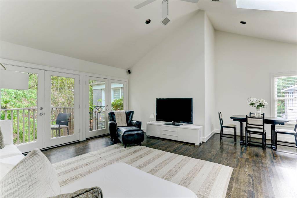 This very chic apartment is located in the Southampton area. The furnished apartment is a two-bedroom 1 bath with lovely large living room. The kitchen and bath have been beautifully updated. Lovely private yard. Incredible location in close proximity to Rice University, The Rice Village, The Texas Medical Center, The Museum District, Hermann Park, Downtown and Fleming Park. Sorry no pets please. All info per owner