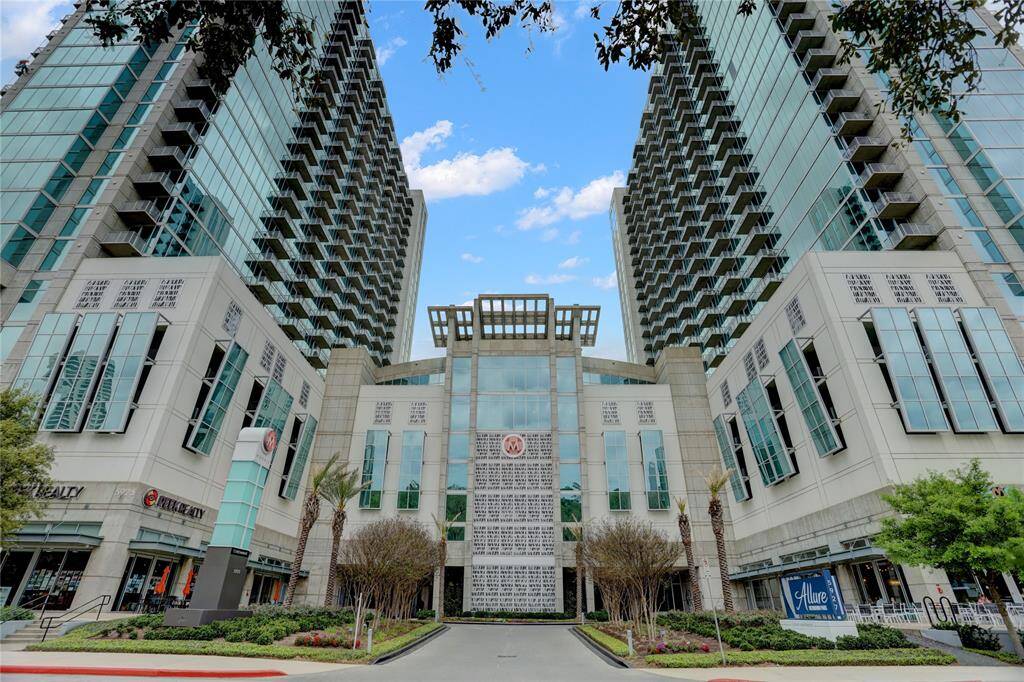 Welcome to your future condo at Mosaic North, conviently located across from Hermann Park, quick access to so many parts of the city and offers a FREE shuttle to the med center