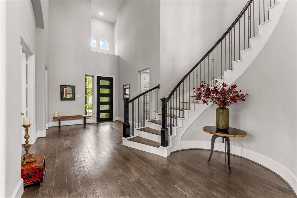 A WOW Factor foyer with sweeping staircase