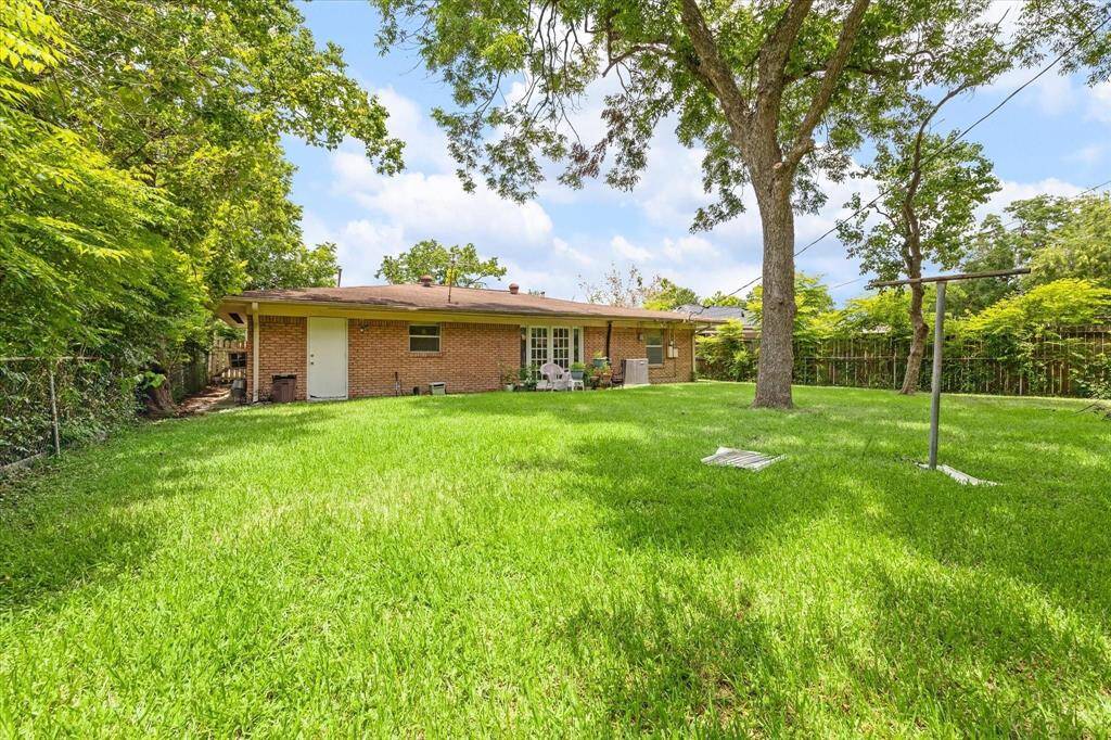 The large backyard presents a good opportunity to expand the living space.