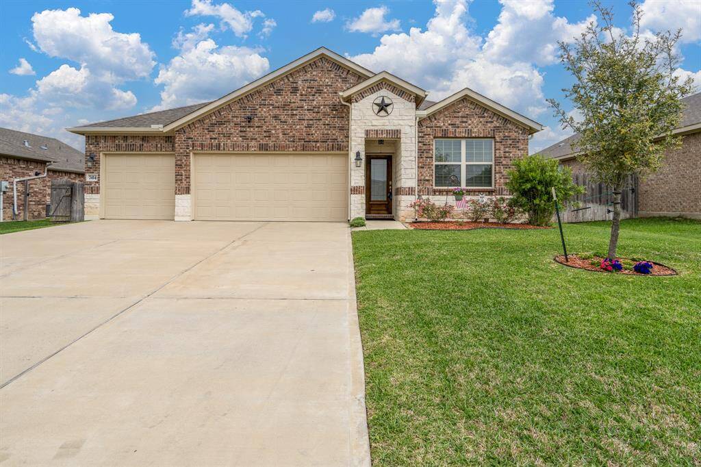 Welcome to the golf course community of Pecan Lakes Estates!