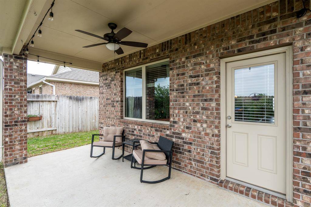 Covered patio w/ ceiling fan allows for enjoyable outdoor relaxation!