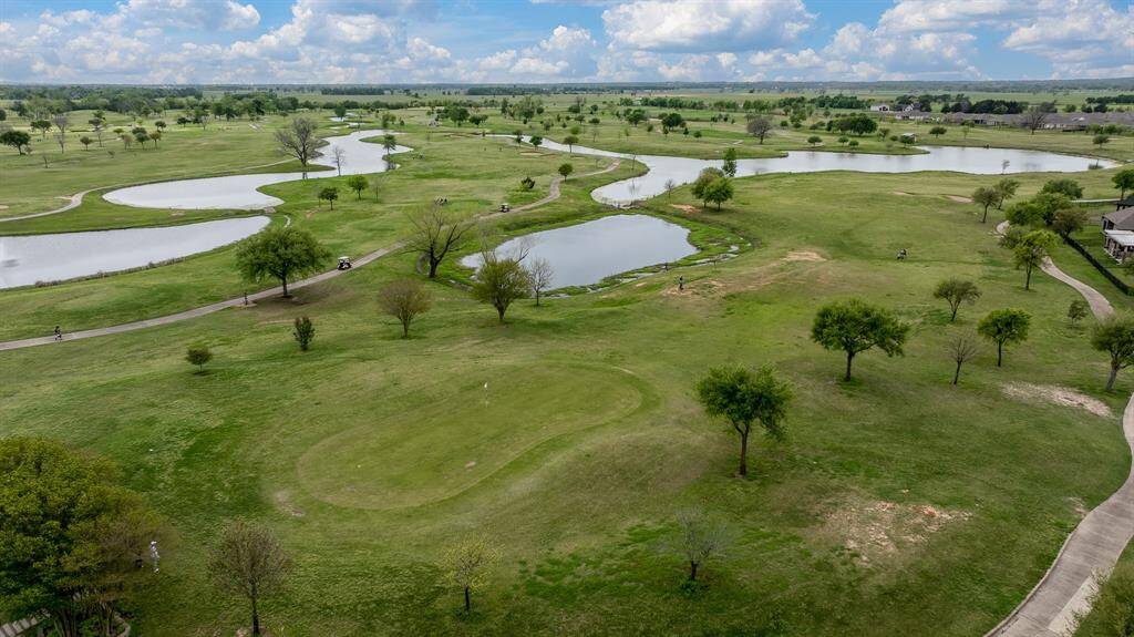 The Pecan Lakes Golf Club is located in the coummunity-what a wonderful amenity!