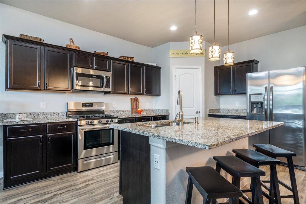 Beautiful island kitchen w/ granite counter tops!
