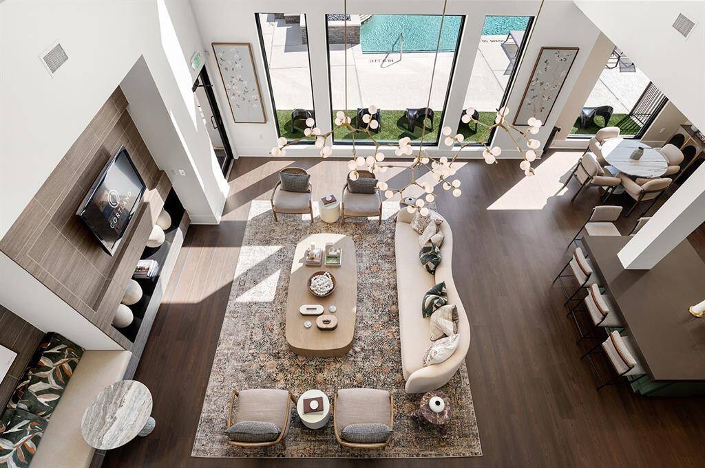 uxury Resident Lounge