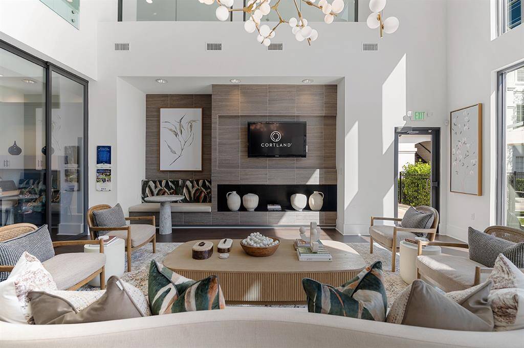 uxury Resident Lounge