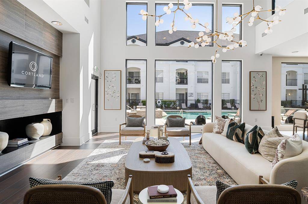uxury Resident Lounge