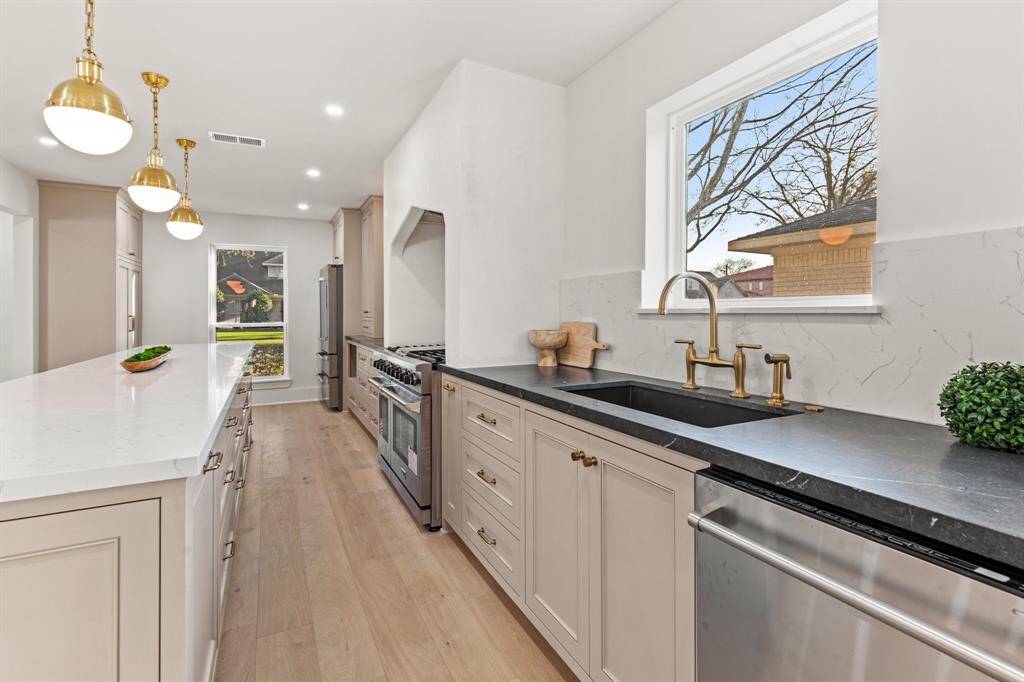 A large window above the sink let your enjoy a view of the outdoors.
